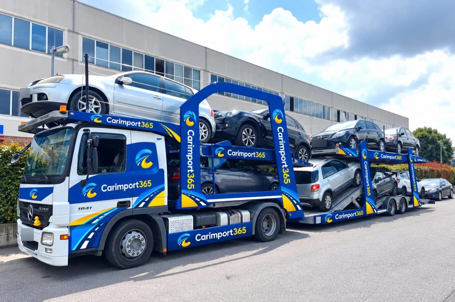 Партньорски автовоз с бял влекач Mercedes Actros и коли на два етажа, пред сива сграда в слънчев ден